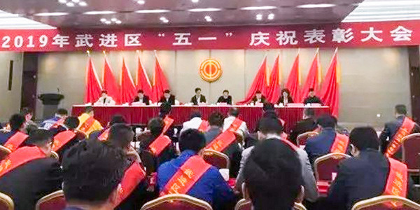 抱德煬和，善善從長-超凡標牌董事長張亞平獲武進區(qū)“五一”勞動獎章